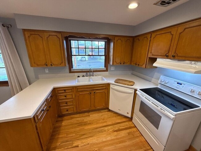 Building Photo - 610 Liberty St SE