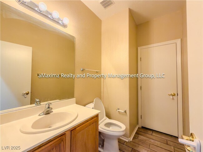 Building Photo - 3824 Hollycroft Dr