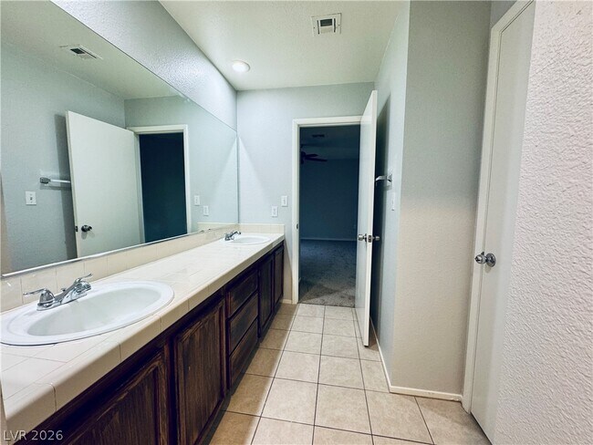 Building Photo - 2581 Silver Shadow Dr