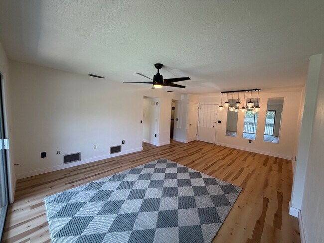 Building Photo - 3800 Saxon Dr