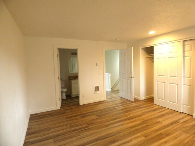 Building Photo - 3 bed 2 bath Duplex