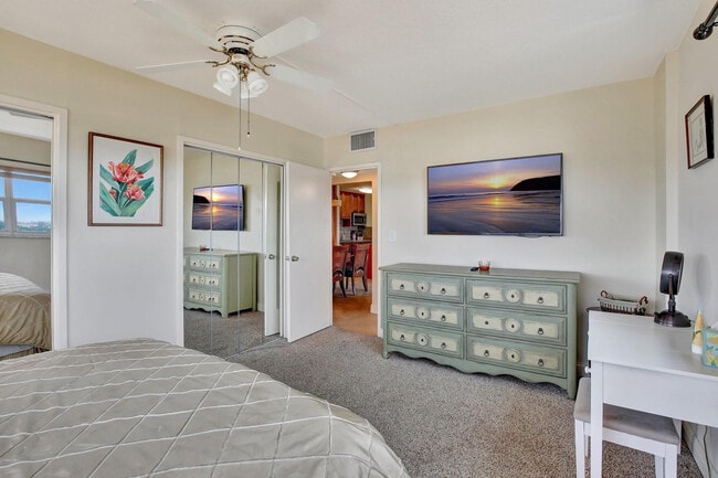 Building Photo - 2555 NE 11th St