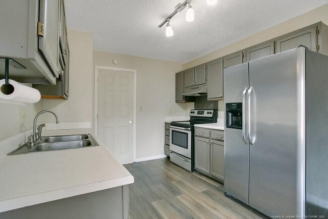 Building Photo - 5319 Thackeray Dr