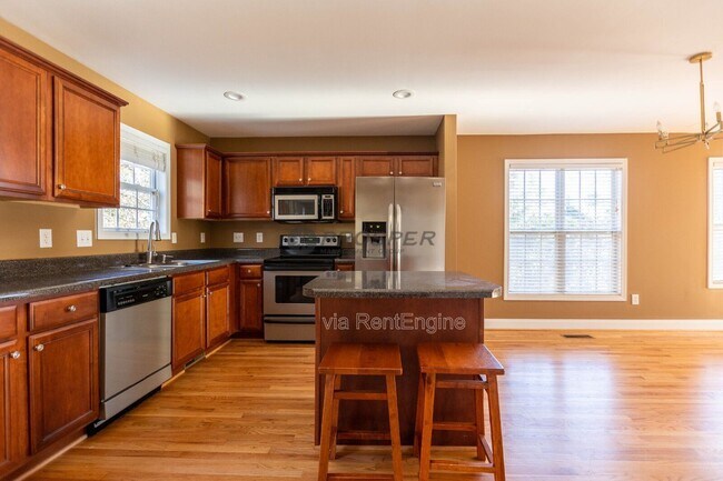 Building Photo - 102 Wellington Ave