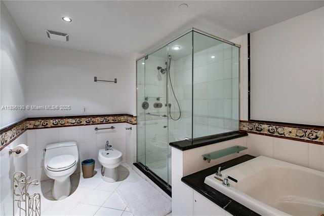 Building Photo - THE BENTLEY BAY CONDO