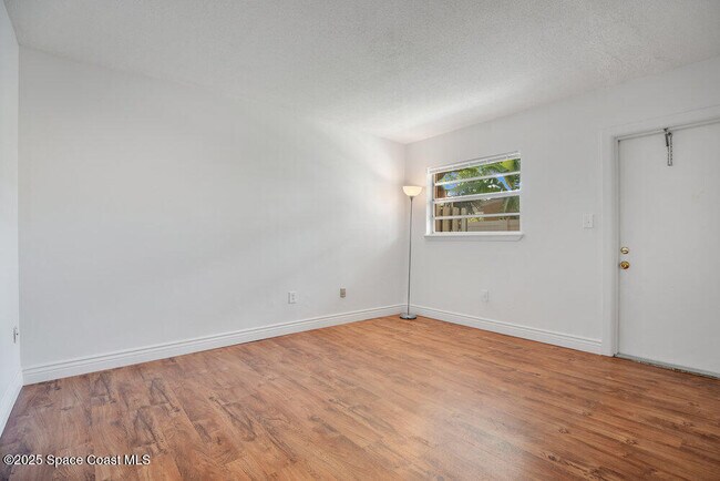 Building Photo - 401 Monroe Ave