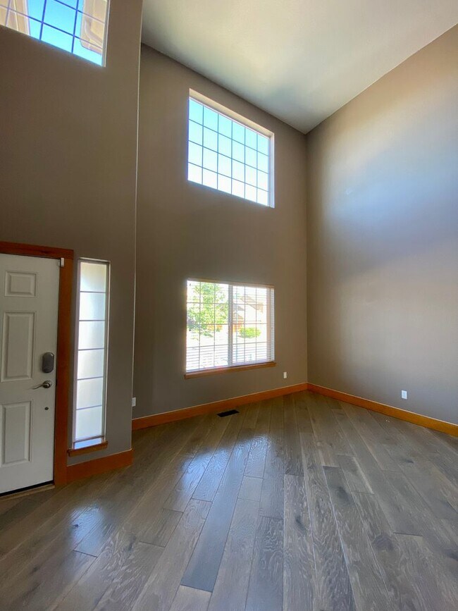Building Photo - Immaculate 4 bed 3.5 Bath with Mountain Views and Unique Amenities!  Pet Friendly! Desirable 80922!