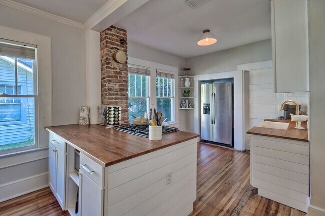 Building Photo - Adorable Bungalow in Highly Sought-After C...