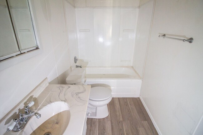 Building Photo - Updated 3 bed 1 bath close to 19th Street