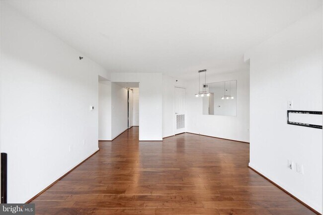 Building Photo - 2121 Jamieson Ave