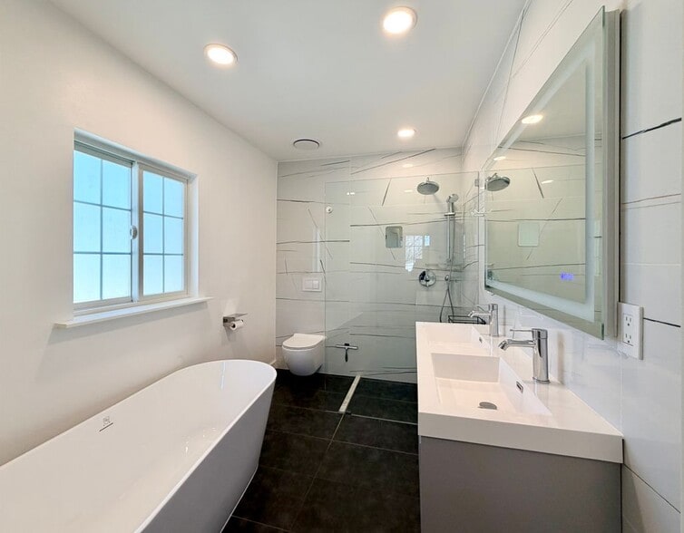 Building Photo - 557 S University Blvd