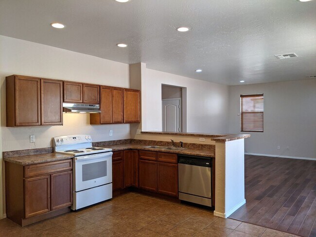 Building Photo - 4 Bedroom Home Near W Southern Ave and S 7...