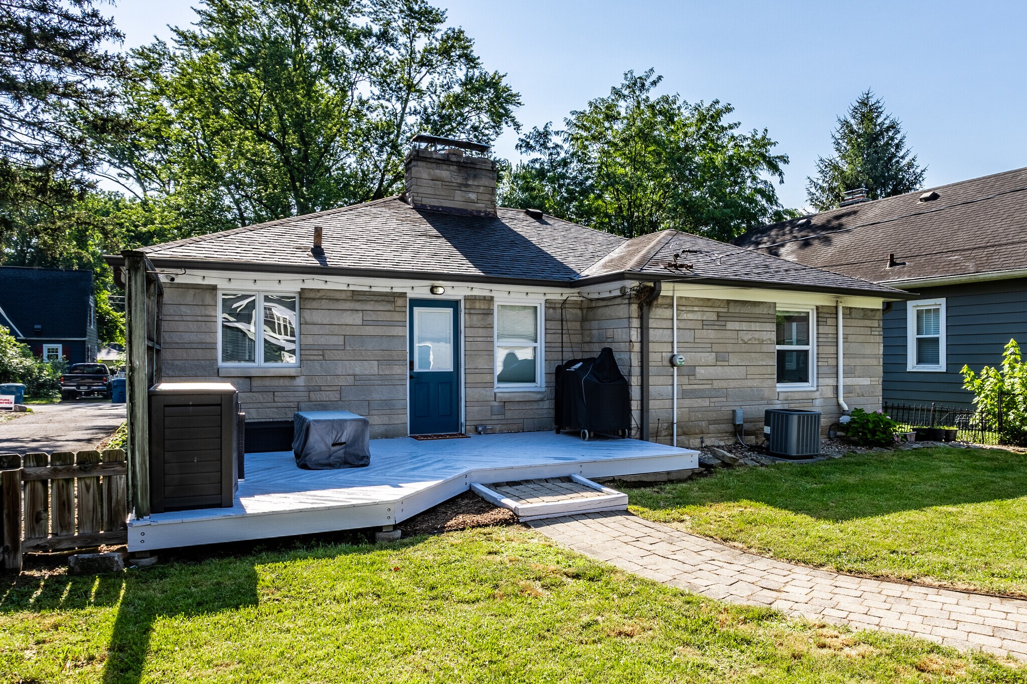 Building Photo - 5860 Primrose Ave