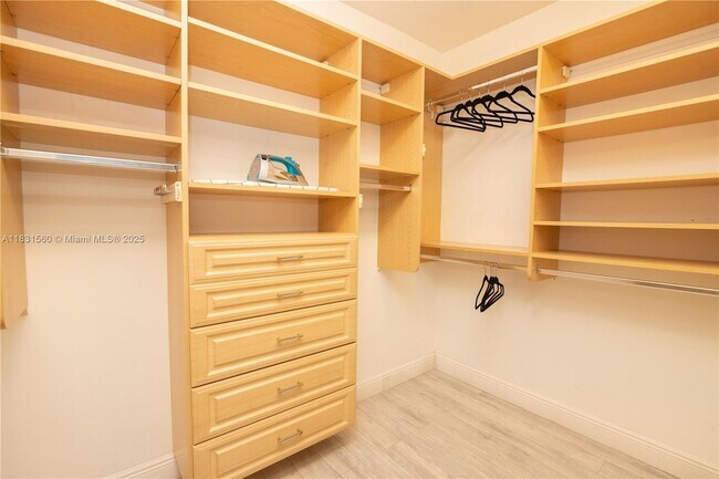 Building Photo - 413 Tamarind Dr