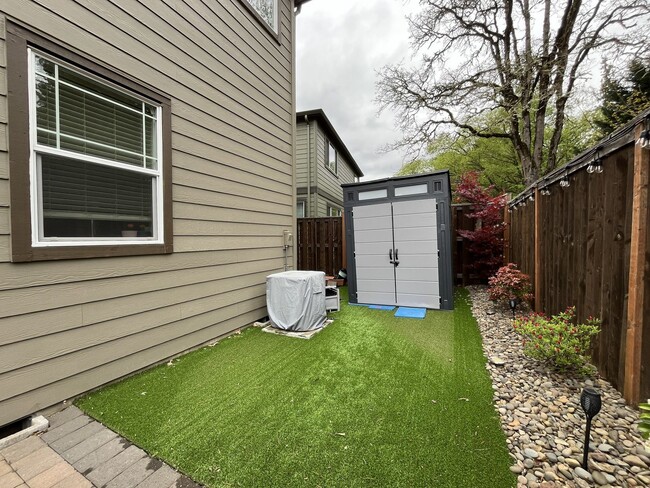 Building Photo - Open Concept 4BR Home with Island Seating, Loft & Spacious Living Room