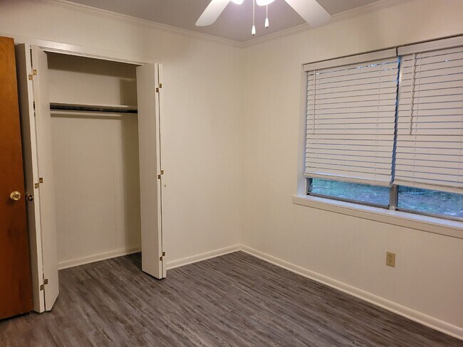 Building Photo - 2 bed / 1 bath apartment