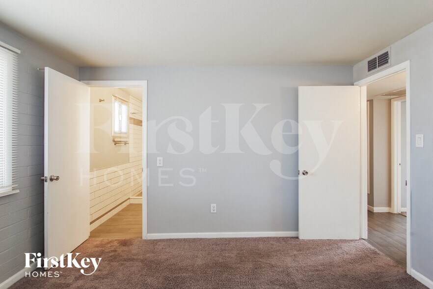 Building Photo - 3460 E Presidio Rd