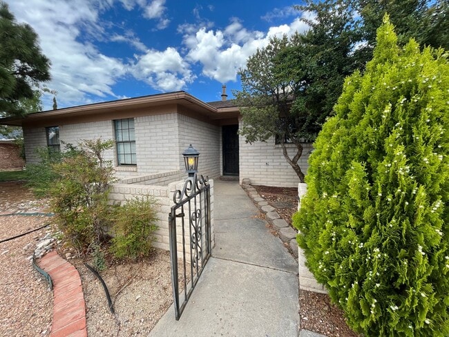 Building Photo - Spacious 3 Bedroom 2 Bathroom Home in the ...