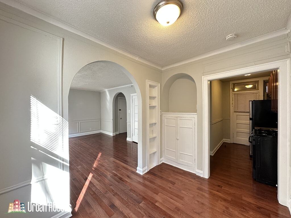 Building Photo - 528 W Surf St