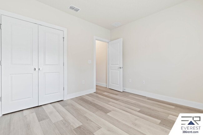 Building Photo - 71 Point of Woods Dr