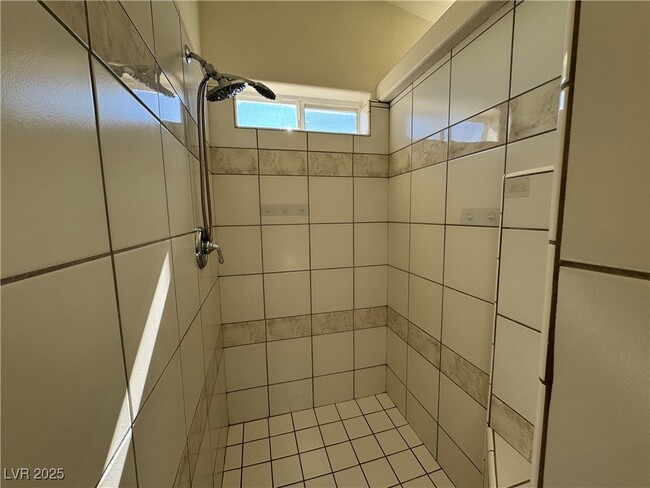 Building Photo - 5421 N Fleetwood Pl