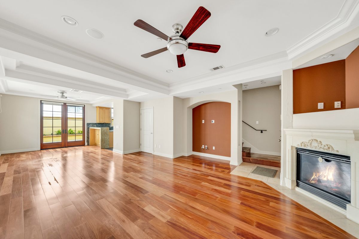 Building Photo - 985 N Michillinda Ave