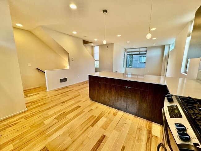 Building Photo - Location! Location! Modern 3 bed, 2.5 bath, Townhome near Greenlake!
