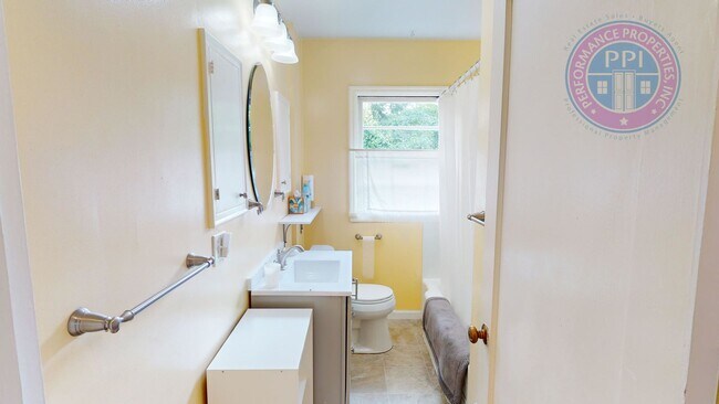 Building Photo - Gardener's Delight in Roseway Neighborhood! Charming NE Home Awaits" PET Friendly! NO SECURITY DE...