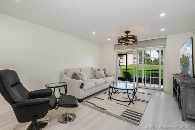 Building Photo - 411 S Hollybrook Dr