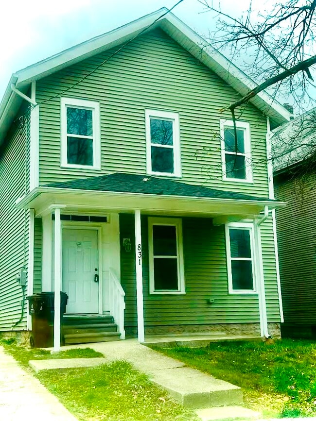 Building Photo - 831 N Chestnut St