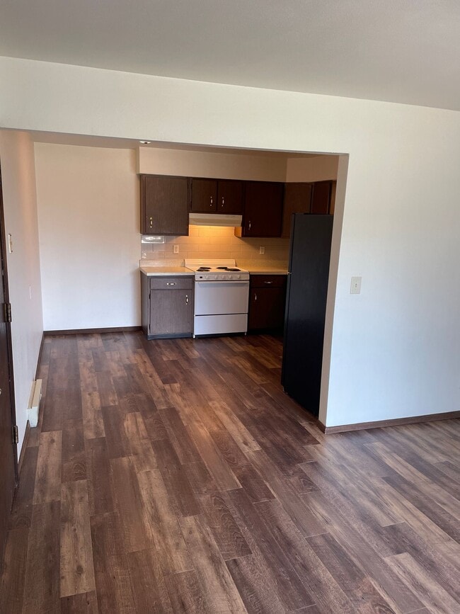 Building Photo - Immaculate Updated 1 and 2 Bedrooms with 1 Bath