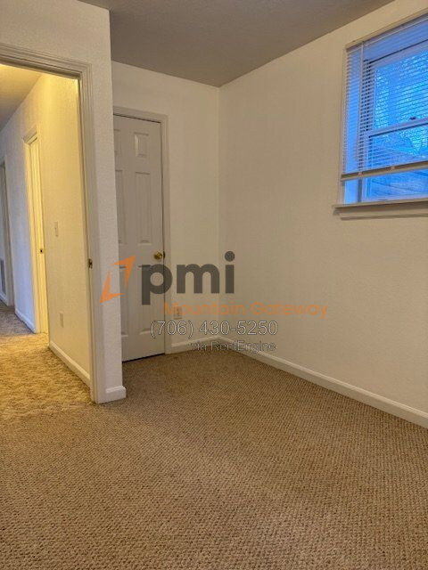 Building Photo - 111 Primrose Dr