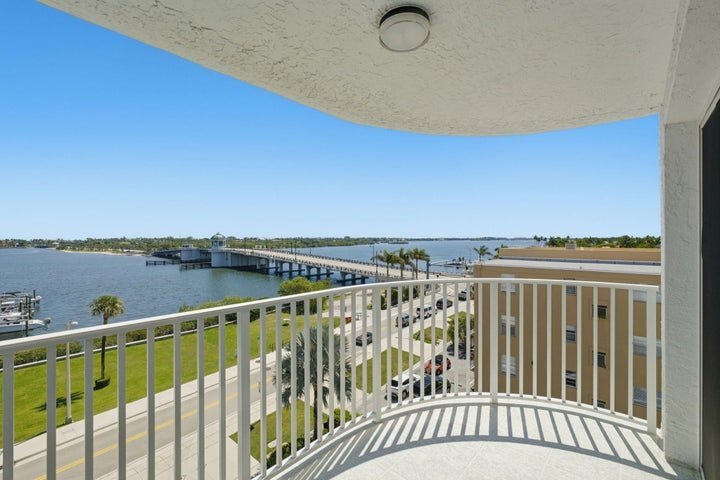 Building Photo - 3901 S Flagler Dr