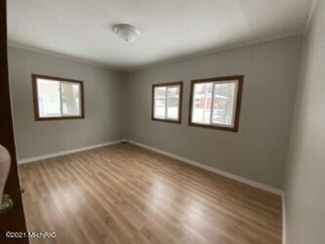 Building Photo - 2 Bedroom home walking distance to Borgess...