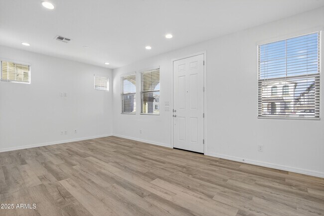 Building Photo - 1218 W Sparrow Dr