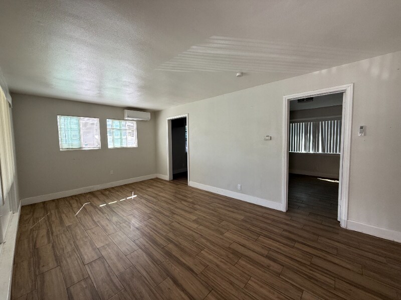 Building Photo - 924 W Chestnut Ave