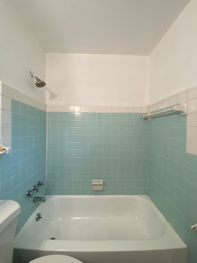 Building Photo - FULLY REMODELED West End Condo! Convenient...