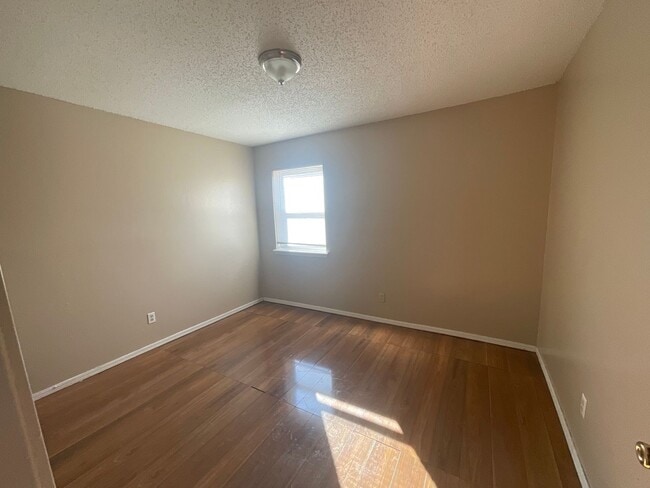 Building Photo - 3 Bed, 2 Bath, 1 Car Garage