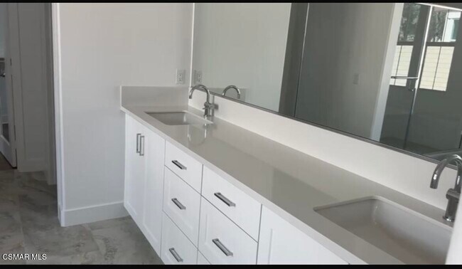 Building Photo - 779 Edward Scholle Dr