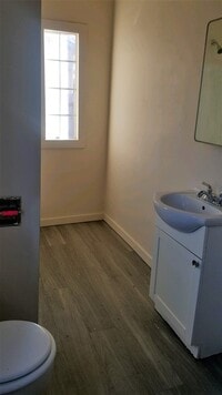 Building Photo - 2 Bedroom/1 Bathroom Near Hays Park