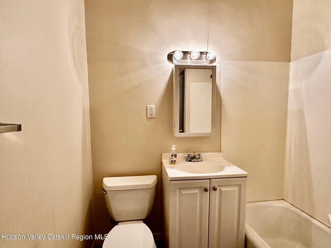 Building Photo - 86 Vineyard Ave