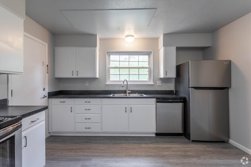 Greenbrier Gardens 700 Canterbury Dr Charleston WV 25314 Apartment