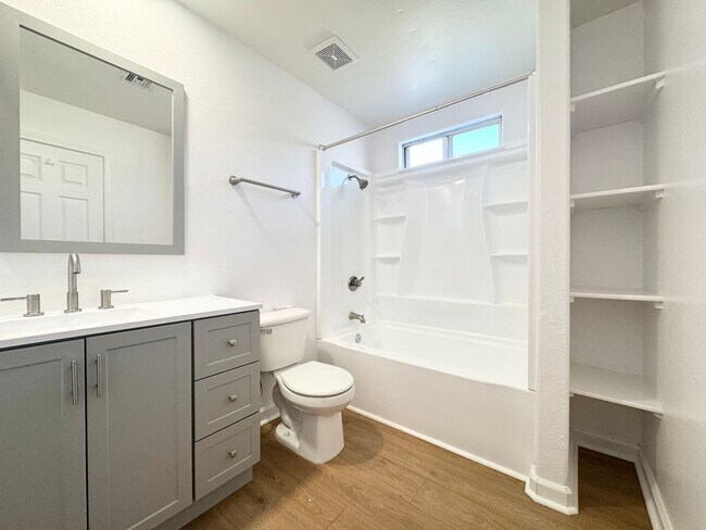 Building Photo - COMING SOON!!! Lovely 3 Bedroom / 2 Bath Apartment in Cathedral City!