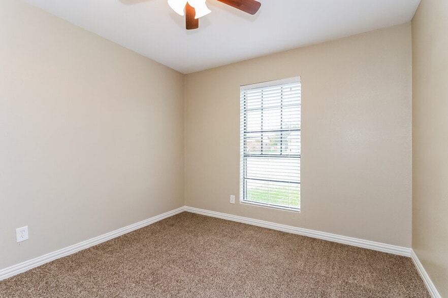 Building Photo - 1108 N Knowles Dr