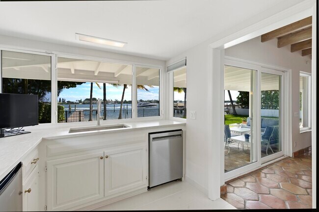 Building Photo - 3208 N Flagler Dr