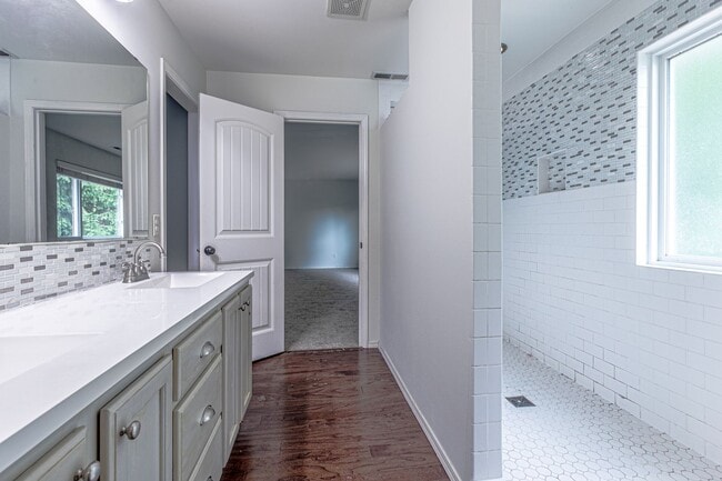 Building Photo - Beautiful home near Clark Lake Park!