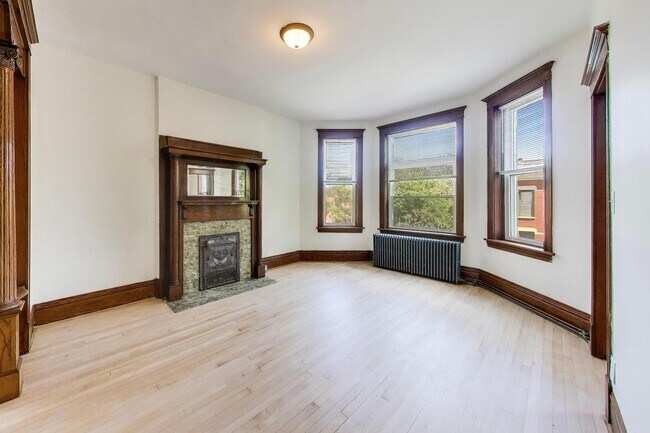Building Photo - 858 N Wolcott Ave