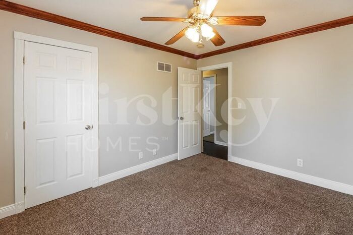 Building Photo - 311 SW Creek Ridge Drive .