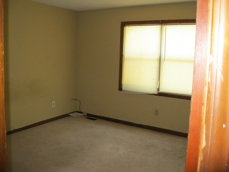 Building Photo - 927 Silverwood Dr