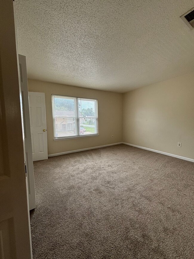 Building Photo - Beautiful 3 bedroom 1.5 Bath Fully Remodel...